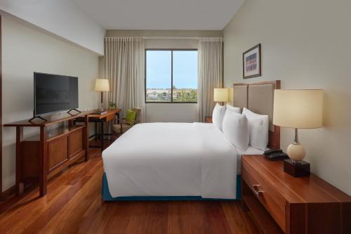 Holiday Inn & Suites Batangas LimaPark