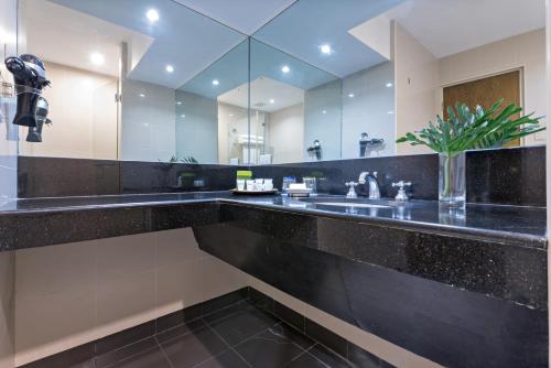 Court Meridian Hotel & Suites