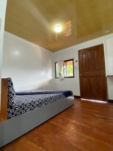 MiL's Hillside Tourist Inn