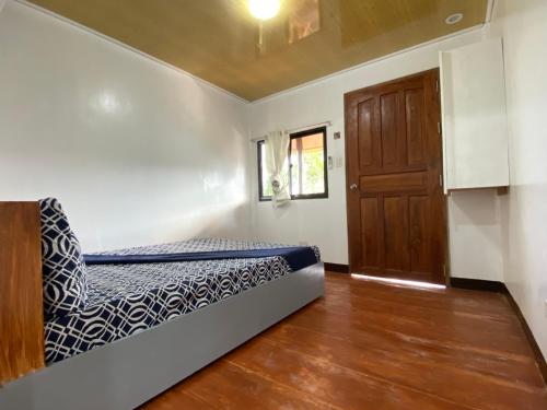 MiL's Hillside Tourist Inn