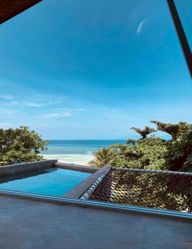 The Verge Cebu Beachfront King Bed Pool Villa - 12 Minutes to Kawasan Falls Canyoneering