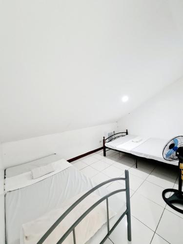 Calapan Transient House 3-BedRoom near MALLS L26