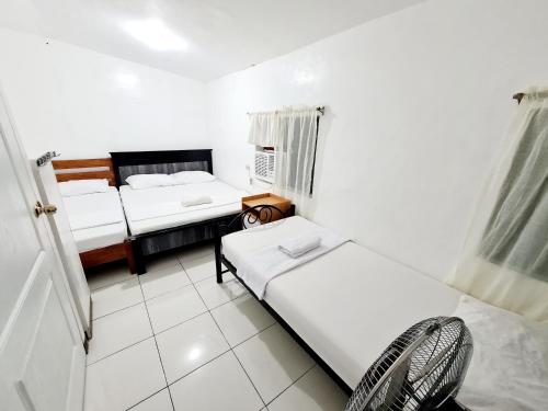 Calapan Transient House 3-BedRoom near MALLS L26