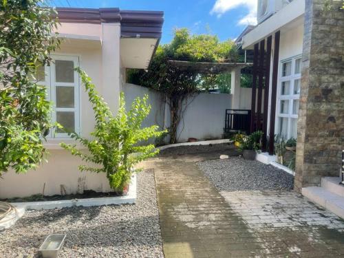 5BR House with Centralized AC, Backyard & Office
