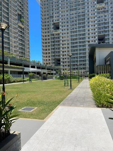 1 BR Condo with balcony in Verdon Parc Trevans Building