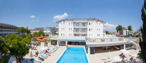 Catty Cats Garden Hotel