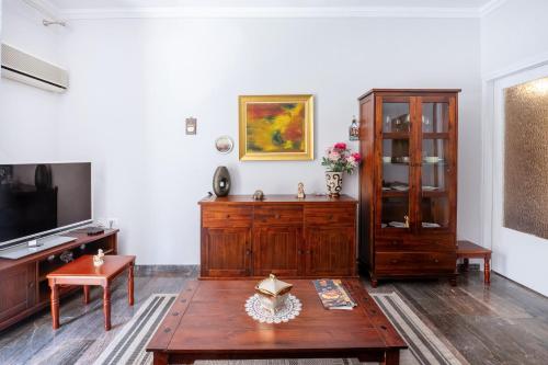 Charming & Authentic Gem - Walk to Port & Shops!