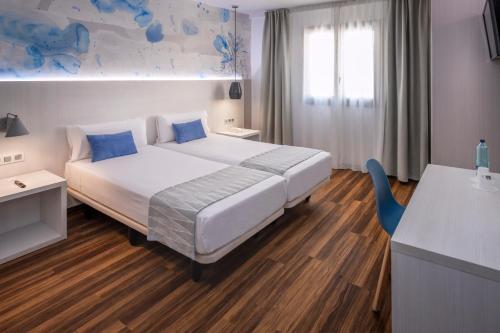 Opera Ramblas Hostal