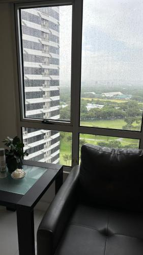 Best Sunset and Golf Course View BGC 2BR