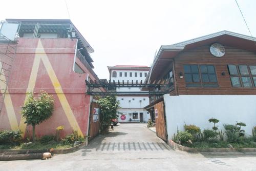 Joel's Apartelle By RedDoorz