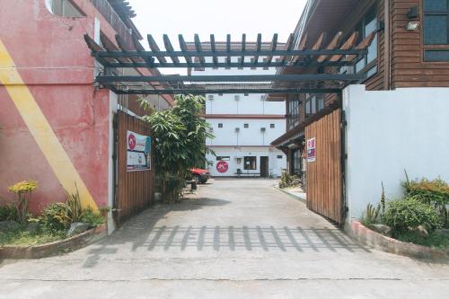 Joel's Apartelle By RedDoorz