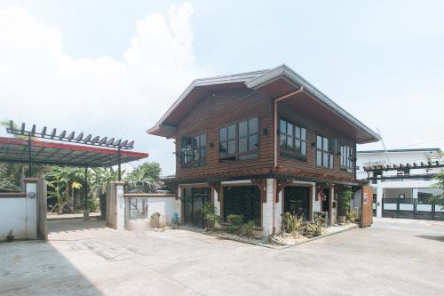 Joel's Apartelle By RedDoorz