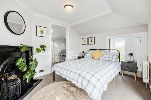 Cosy Lochside Cottage with Mountain and Sea Views