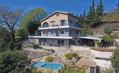 Au Pied Des Baous