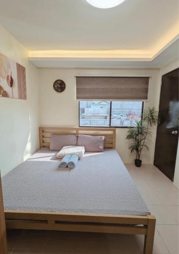 King Bed, Big Kitchen, Fast WiFi, Near Airport