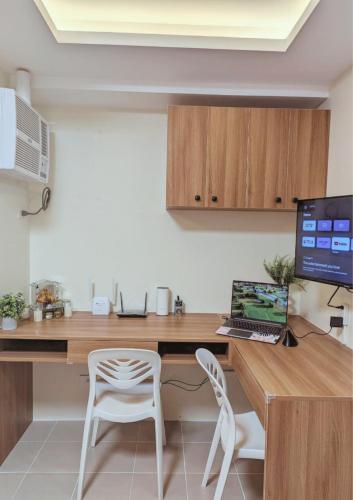King Bed, Big Kitchen, Fast WiFi, Near Airport