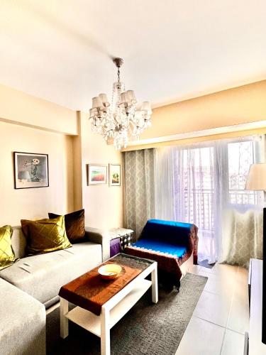 Wanderlust Getaway at Serin East Tagaytay hi-flr, balcony & own parking