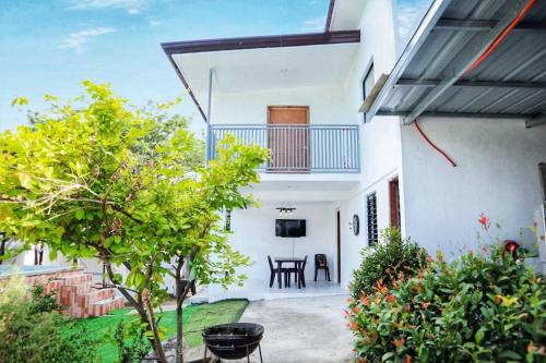 Puting Bakod- Vacation Home with Mountain & Lake View