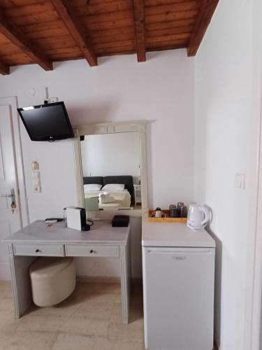 Manos Rooms