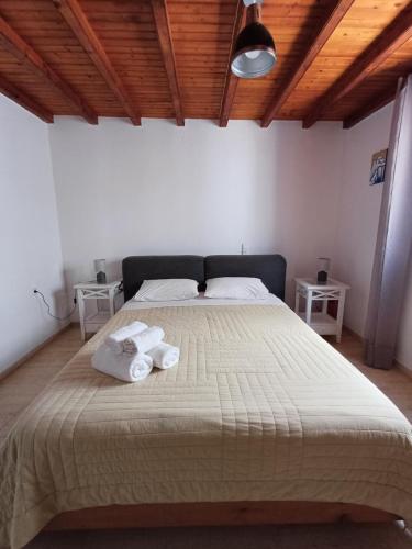 Manos Rooms