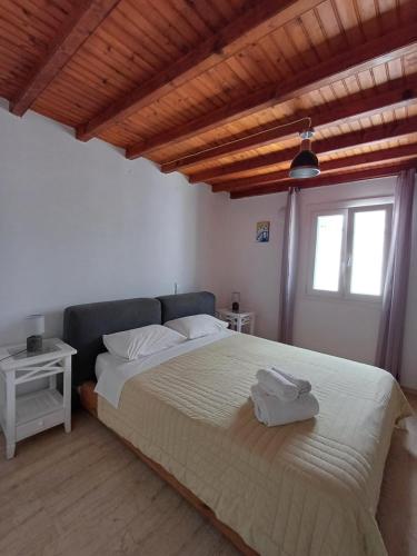Manos Rooms
