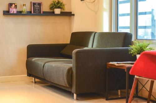 Stylish 1BR Near US Embassy & Luneta with Pool & Gym