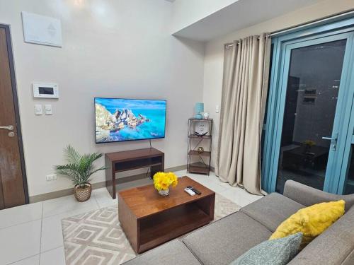 One Uptown Executive 2 bedroom, with balcony, washer & Netflix