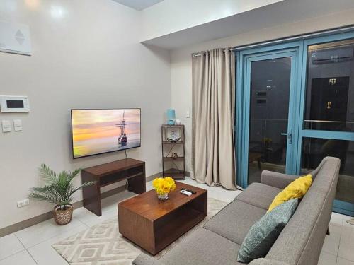 One Uptown Executive 2 bedroom, with balcony, washer & Netflix