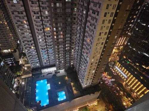 One Uptown Executive 2 bedroom, with balcony, washer & Netflix