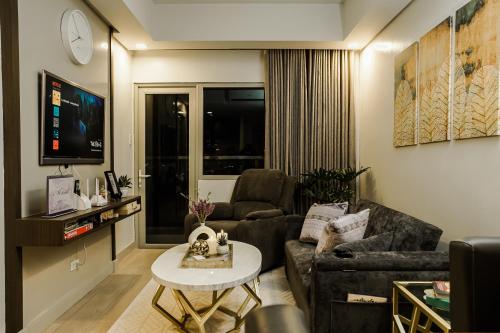 Le Martell 1BR BGC Condo Unit - Infinity Pool & Gym Access with 360 City View