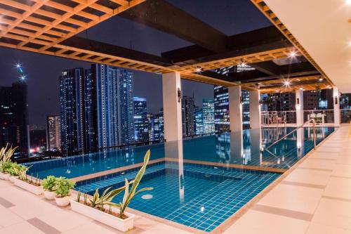 Le Martell 1BR BGC Condo Unit - Infinity Pool & Gym Access with 360 City View