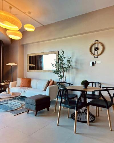 AEON TOWER STUDIO by The 8Flats