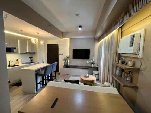 1 BR Lux Stay near Cebu IT Park with balcony wifi netflix awesome view