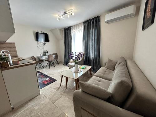 Old Town Apartment 3 with Free Private Parking