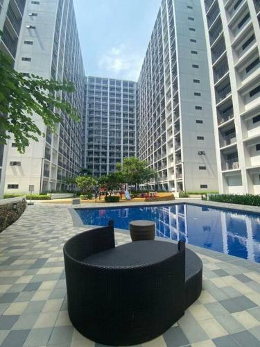 Shore2 Condo 1BR Balcony, Wifi, Pool, MOA, Airport