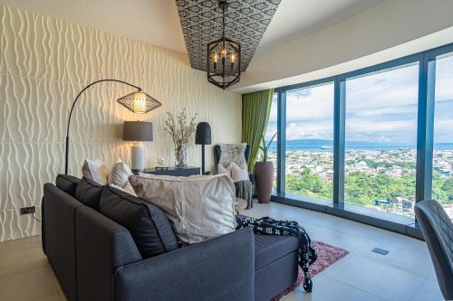 Glamorous Luxury 2 Bedroom Apartment in Aeon Towers I Panoramic Views I Free Wi-fi, Gym and Pool I by Bleuspace