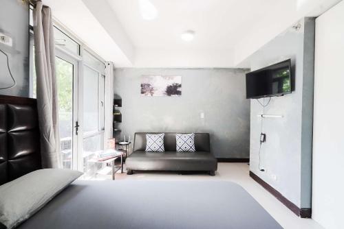 Cubao Manhattan Heights Residential Condo TA4N - Low Floor Studio with Pool & Balcony, 5 Mins Walk to Gateway Mall & Araneta Coliseum LRT MRT Cubao Quezon City - Staycations by SMS