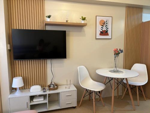 Cozy & Minimalist Staycation - Avida Towers with Pool Access