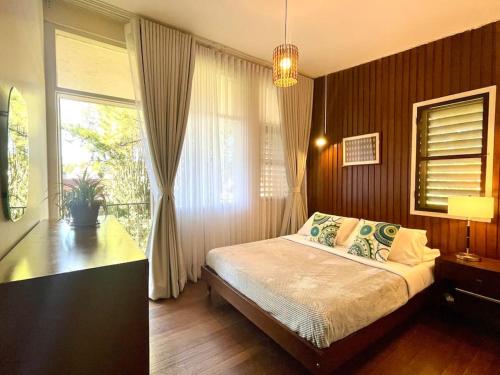 Mid-Century Modern Centrally Located Garden Oasis