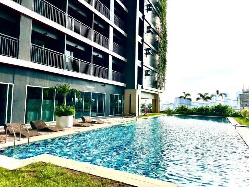 High Rise Condominium with Balcony, Pool, Gym, Skygarden, Grand lobby and Working Lounge 28F