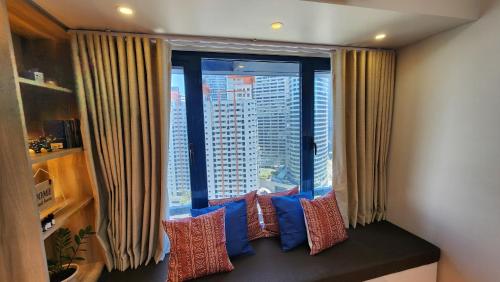 Air Residence Makati Suite Sophisticated Living Condo 300 Mbps