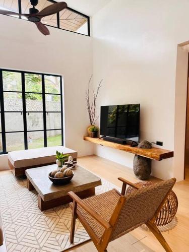 Yucca Villa - Stylish City Retreat