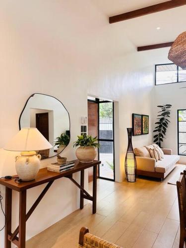 Yucca Villa - Stylish City Retreat