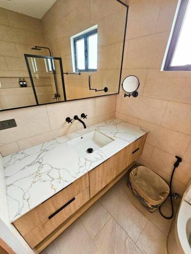 Yucca Villa - Stylish City Retreat