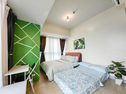 BGC Uptown Parksuites 2BR Skyline View with Balcony and Bathtub