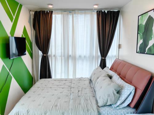 BGC Uptown Parksuites 2BR Skyline View with Balcony and Bathtub