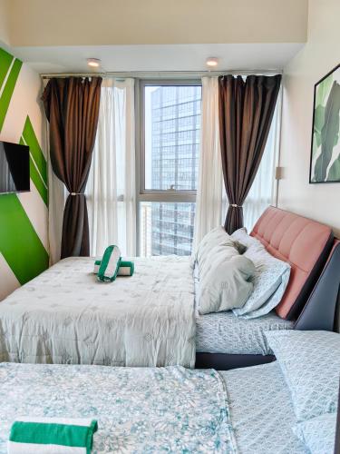 BGC Uptown Parksuites 2BR Skyline View with Balcony and Bathtub