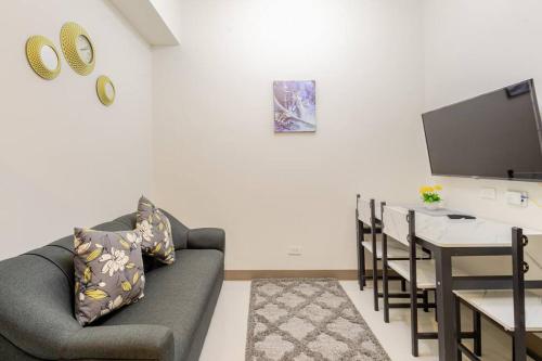 Luxurious Bayview 2BR Near MOA PICC CCP Free WiFi in Pasay