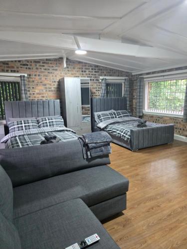 Rainsough Cottage Guest House - Sleeps upto 8 with ensuite - Free Parking & WiFi