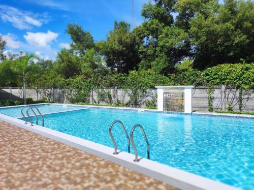 Cozy TriG Place near SM Seaside with Wifi Netflix free swimming pool & parking